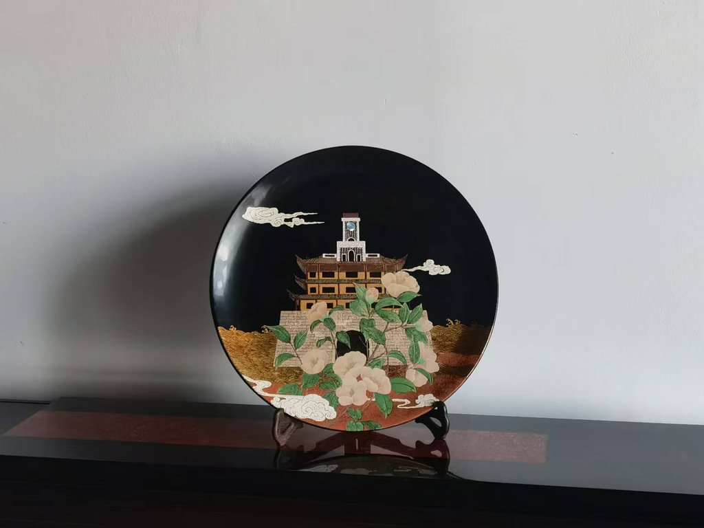 精美漆器圆盘：古楼花卉图