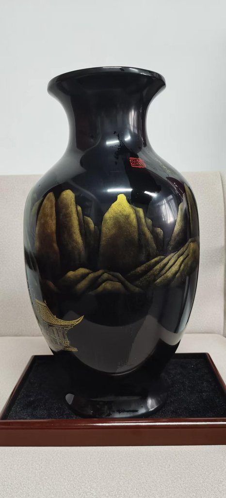 黑漆描金山水纹花瓶