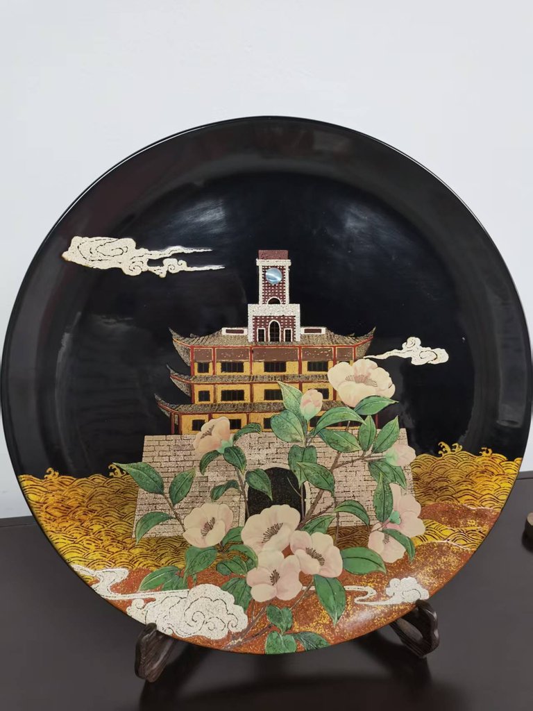 漆器圆盘：钟楼与山茶花图案