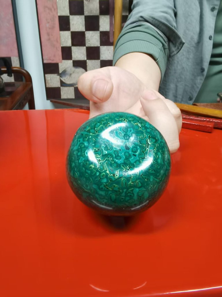 绿色纹理工艺球手持展示