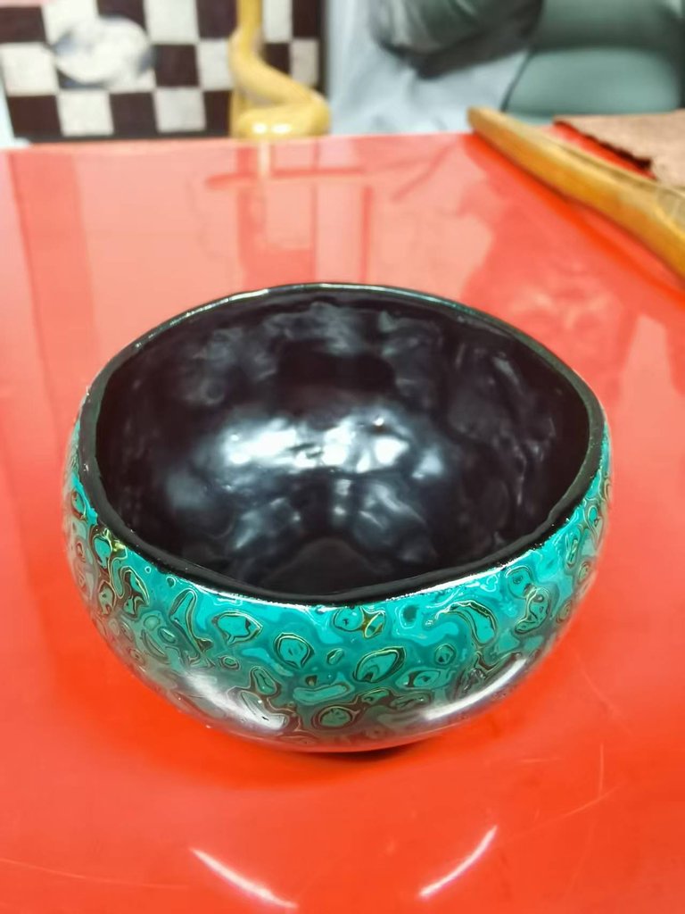 蓝绿纹理漆器碗特写