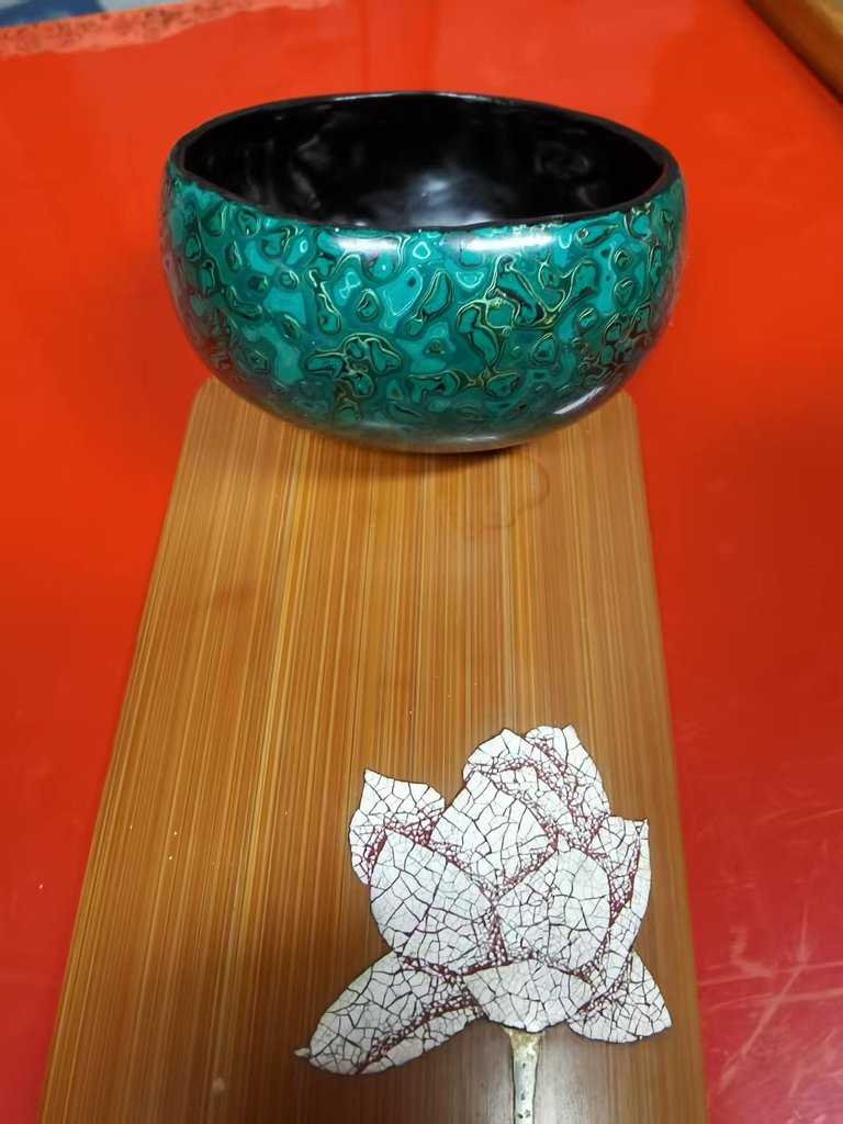 绿纹漆器碗与裂纹莲花