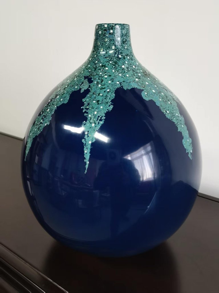 深蓝色花瓶，绿色装饰图案