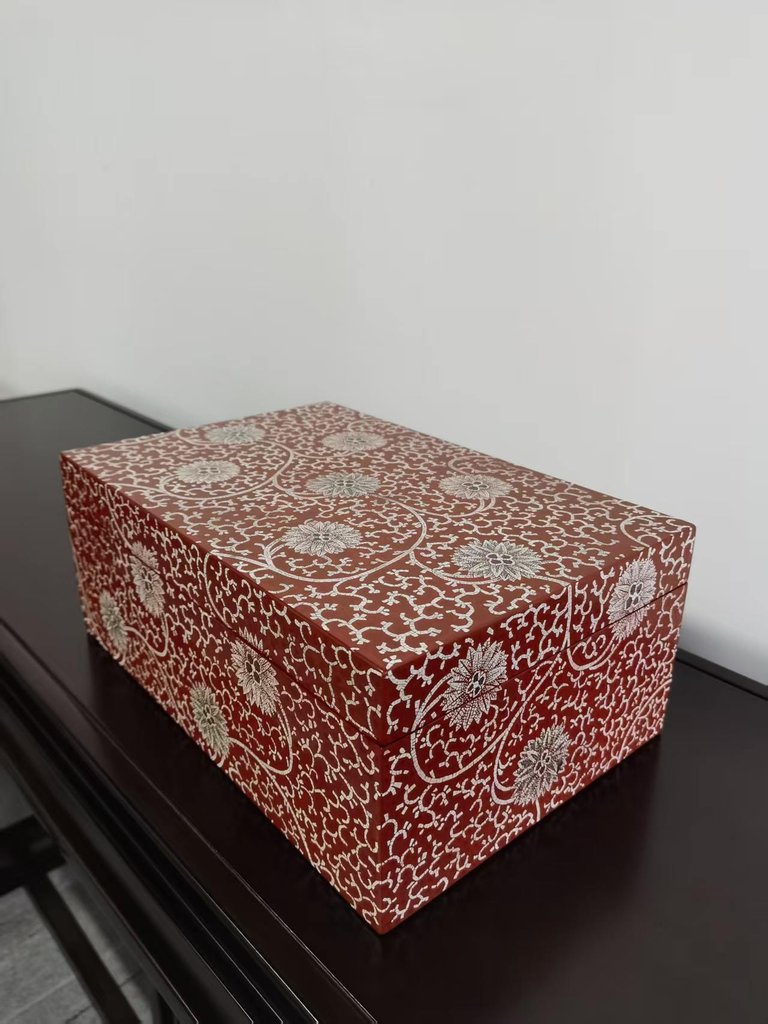 红底白花传统纹样收纳盒