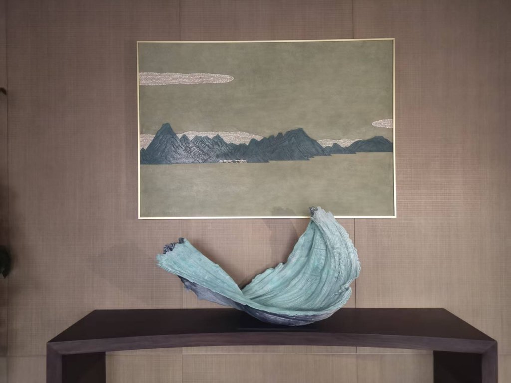 青绿山水挂画与艺术雕塑的雅致陈设