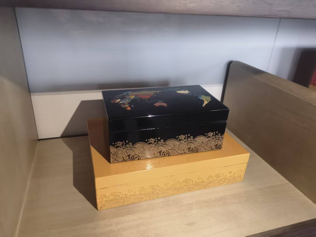 饰有世界地图与波浪纹的漆器盒
